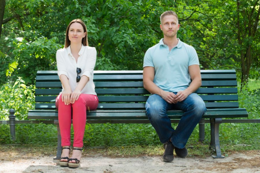 homme timide qui n'ose pas avouer ses sentiments à une femme assise dans le parc